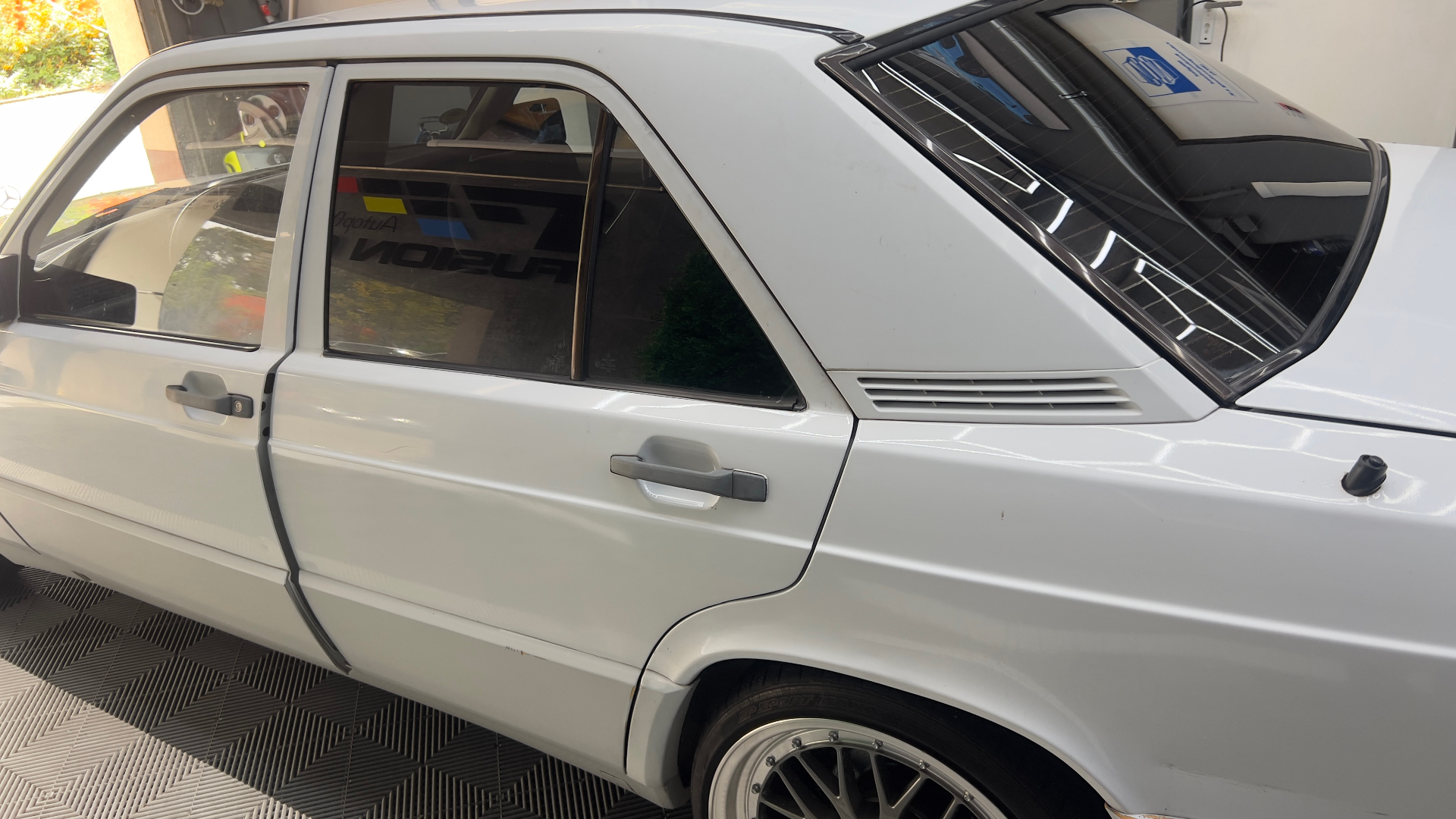Mercedes-Benz 190E Youngtimer mit Scheibentönung — Fusion 68 Mannheim