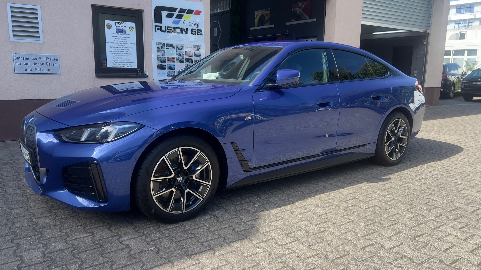 BMW i4 M Sport in Portimao-Blau nach Detailing — Fusion 68 Mannheim