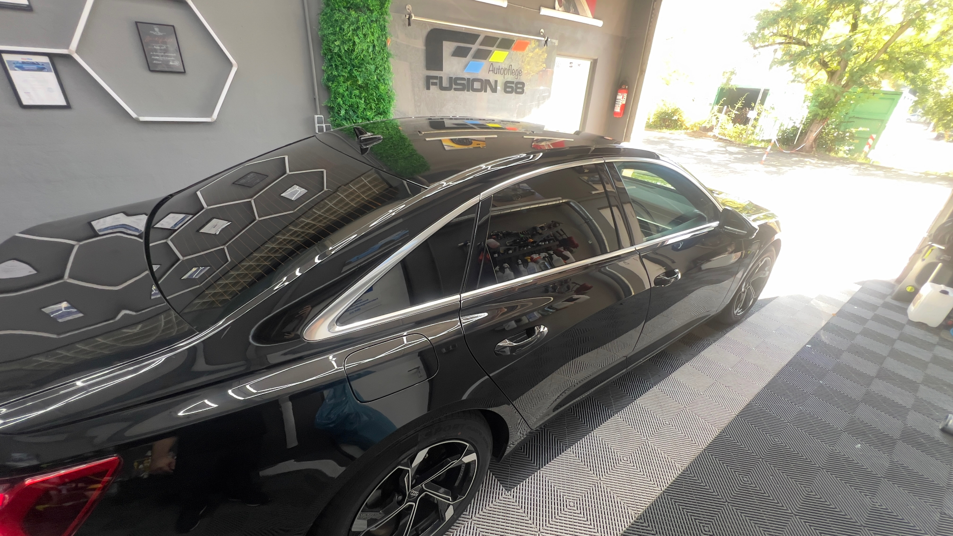 Audi A6 Schwarz mit dunkler Scheibentönung — Fusion 68 Mannheim