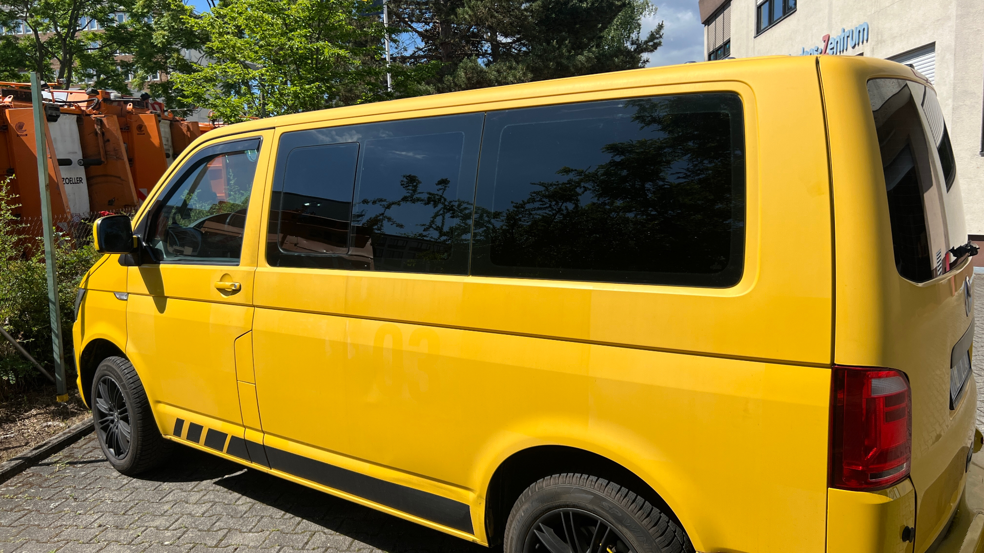 VW T6 Bus in Gelb mit professioneller Scheibentönung — Fusion 68 Mannheim